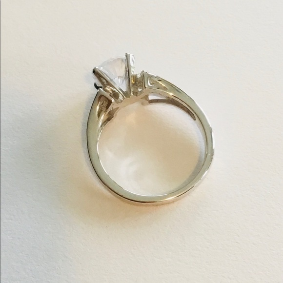 Elegant Sterling Silver Cubic Zirconia Ring - Picture 3 of 3